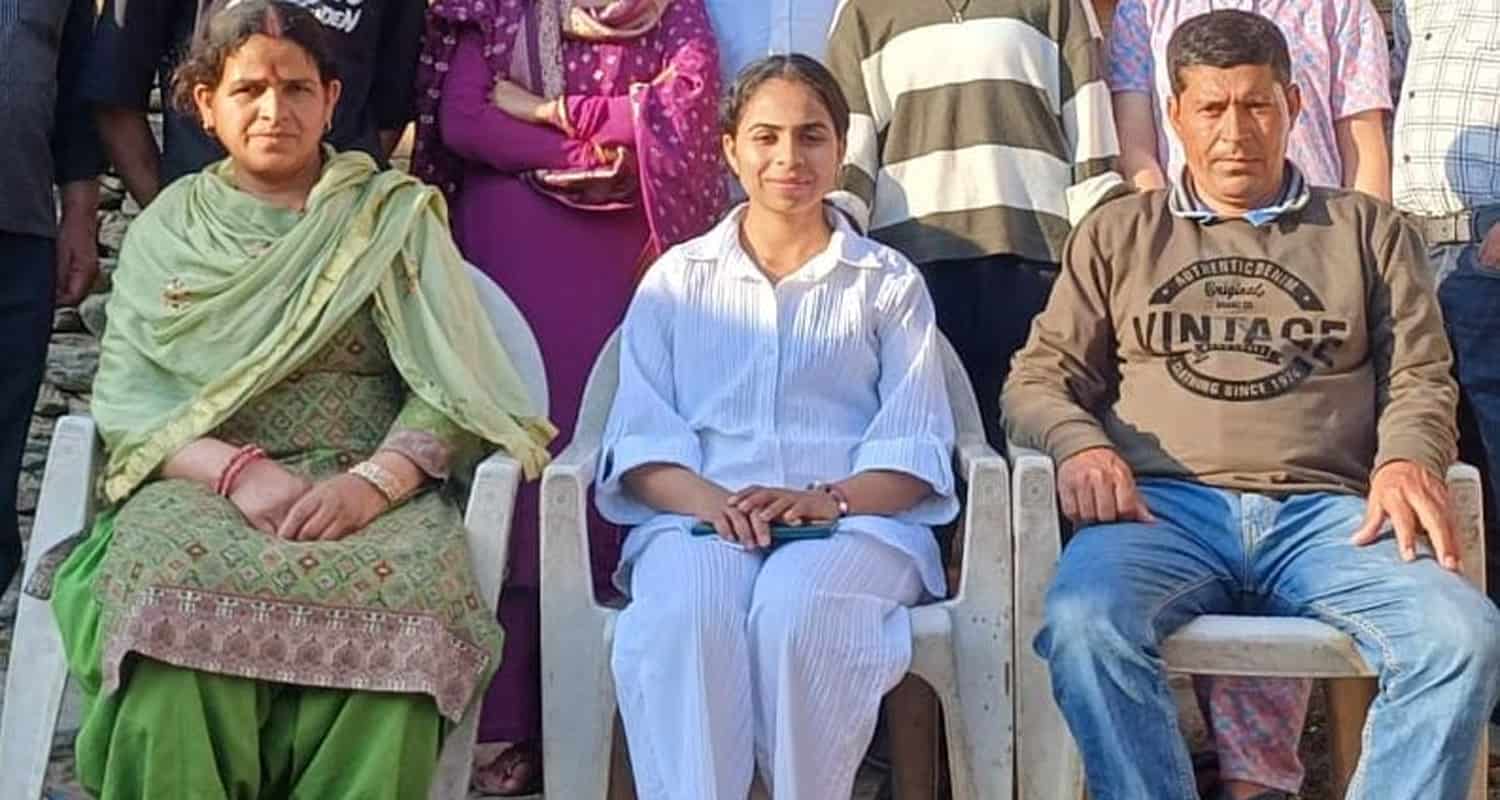 Himachal chamba mid day meal worker daughter anjali sharma becomes bank officer