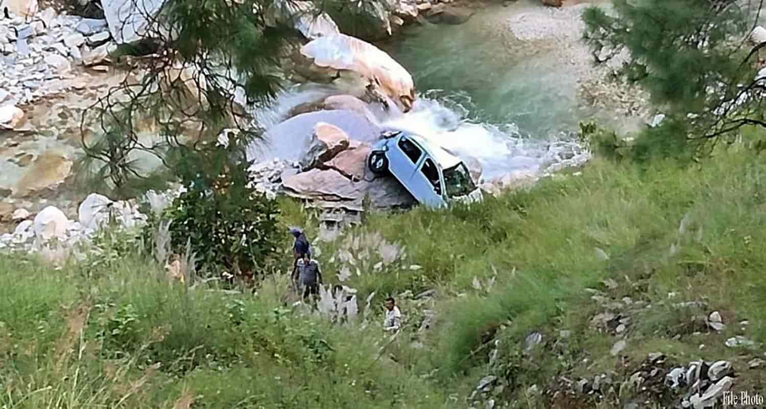 Himachal sirmaur rajgarh car fell into giri river two real brothers