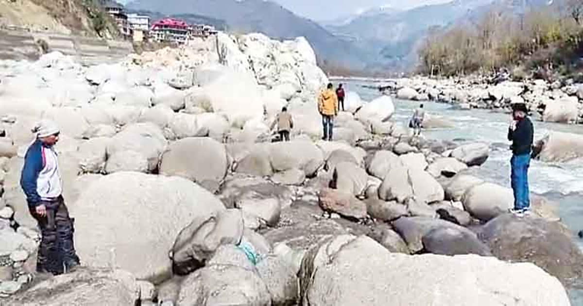 Himachal chamba woman jumped ravi river swept away by strong current of water