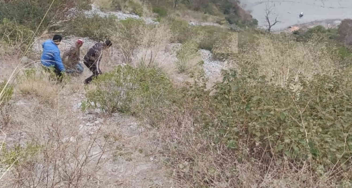 Himachal mandi district jogindernagar taxi driver body ditch car start parked on road