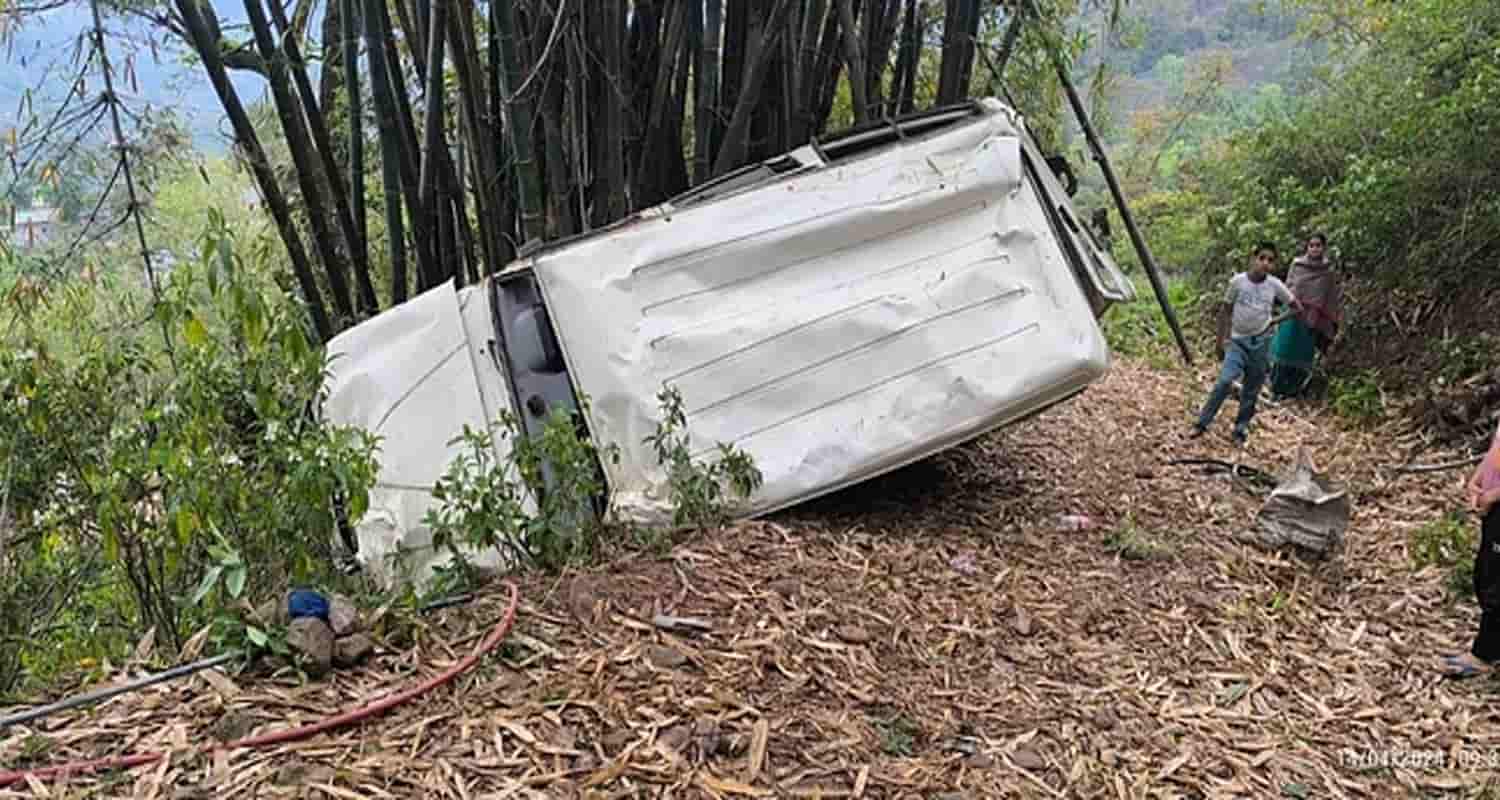 Himachal mandi vehicle overturned in 150 feet deep ditch two people injured