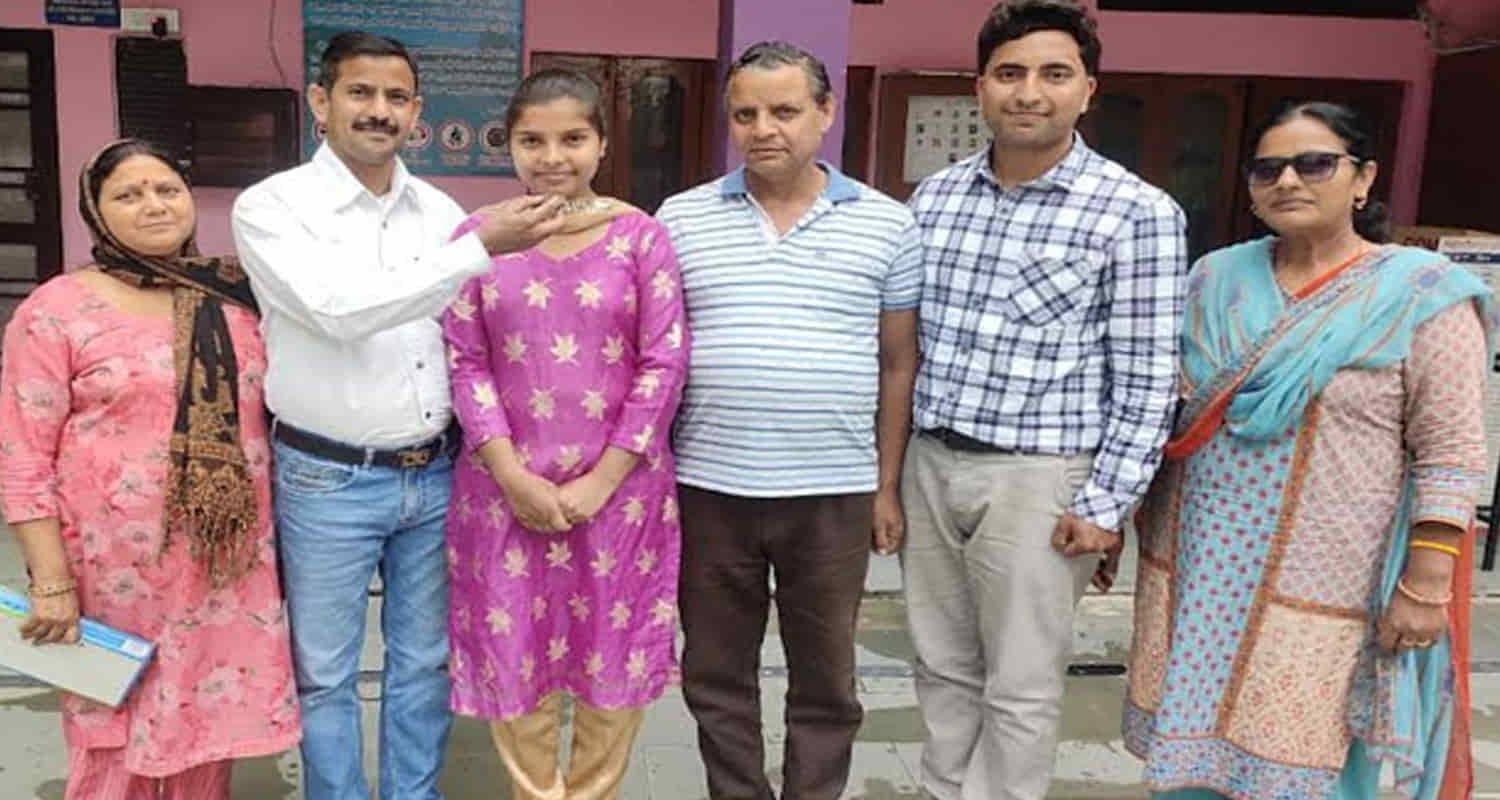 Shopkeeper father daughter shalini topper in 12th class topper dream become ias