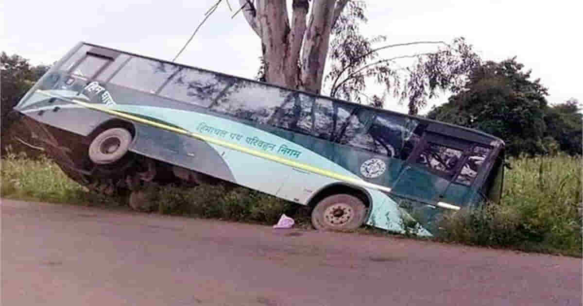 Hrtc bus chamba depot of himachal collided with a roadside tree near pathankot