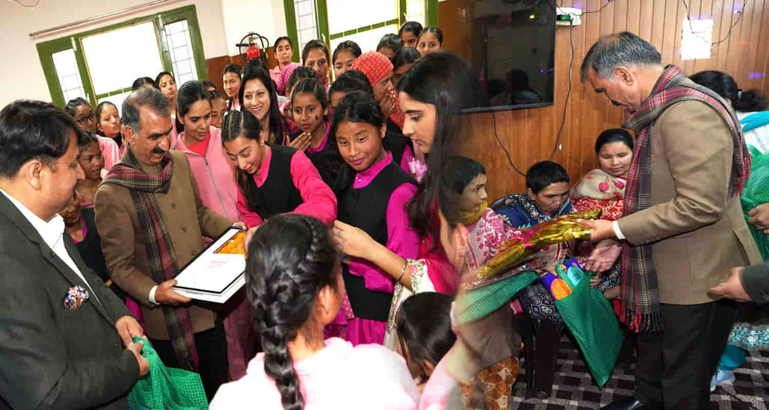 Himachal pradesh chief minister sukhwinder singh sukhu celebrated the festival of diwali children utikandi bal ashram balika ashram in mashobra
