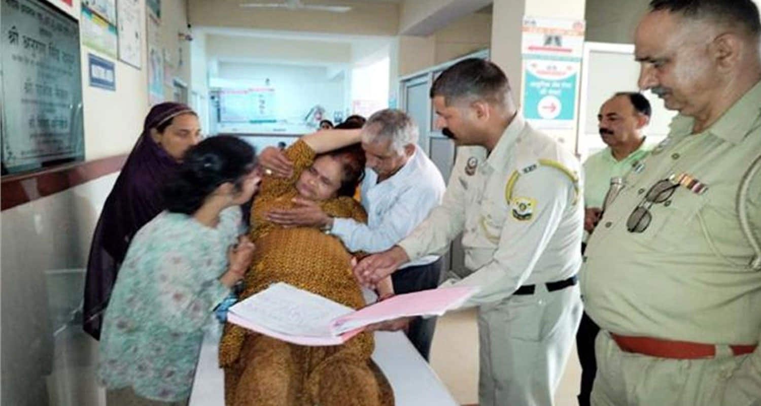 Himachal hamirpur nadaun bus stand car driver dragged woman for half km