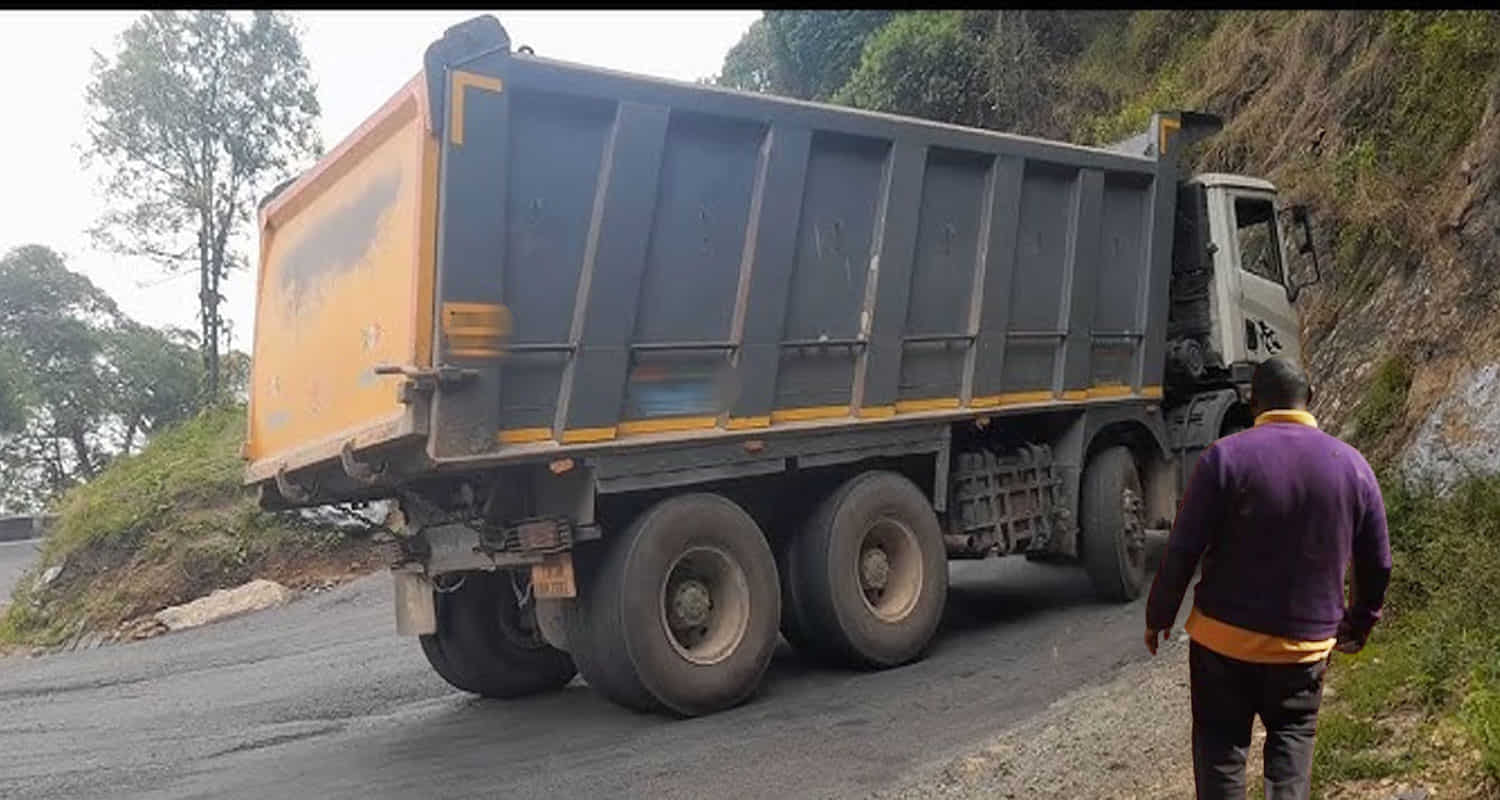 Tipper park on road and driver body found lying in drain chamba himachal