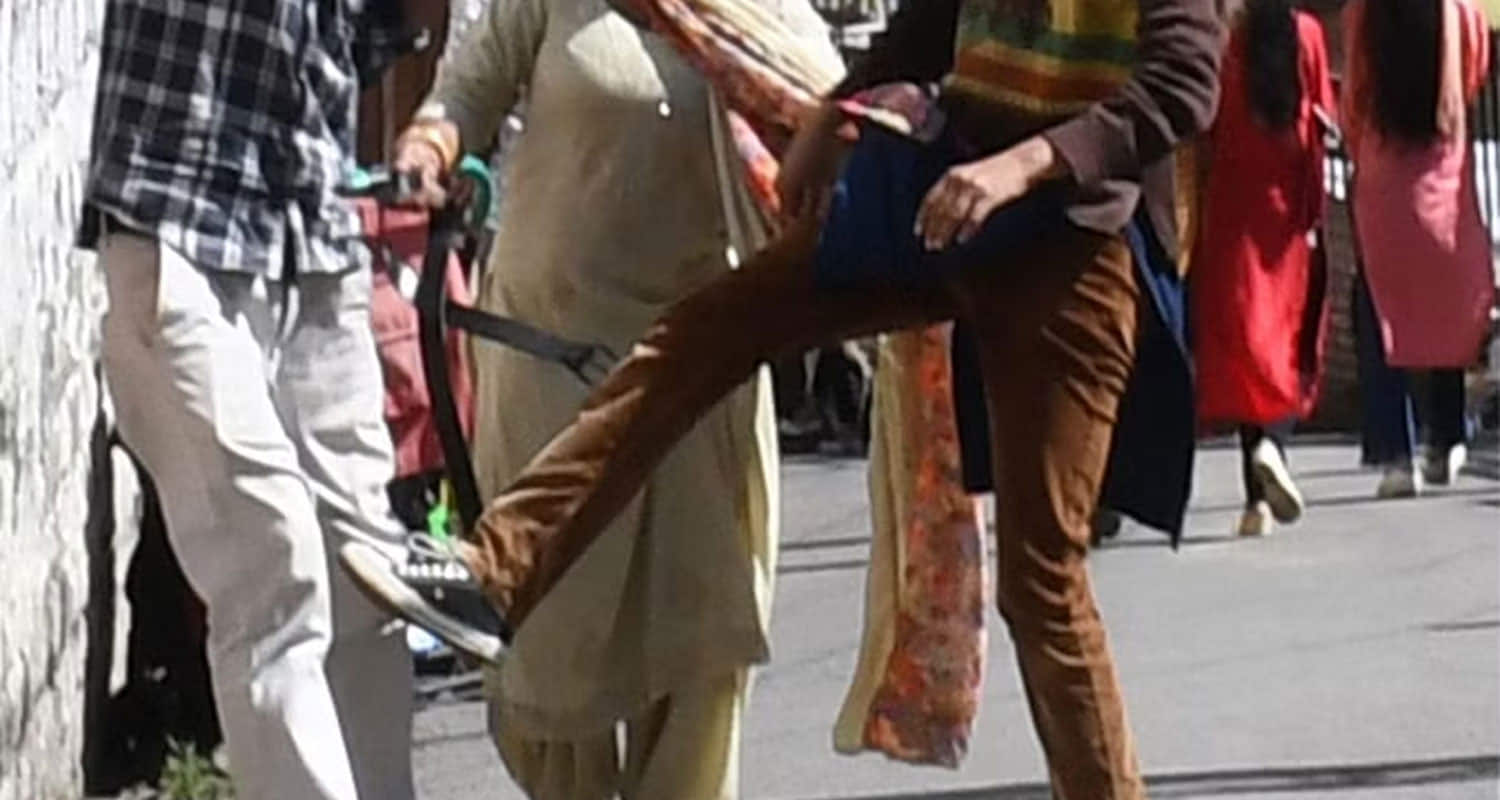 Himachal shimla mother and daughter beat up a young man in shimla main market