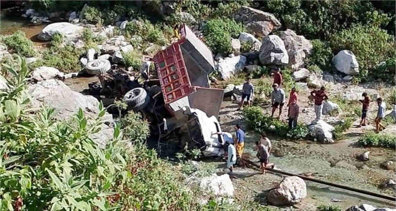 Himachal sirmaur district sangrah tipper fell into ditch three people