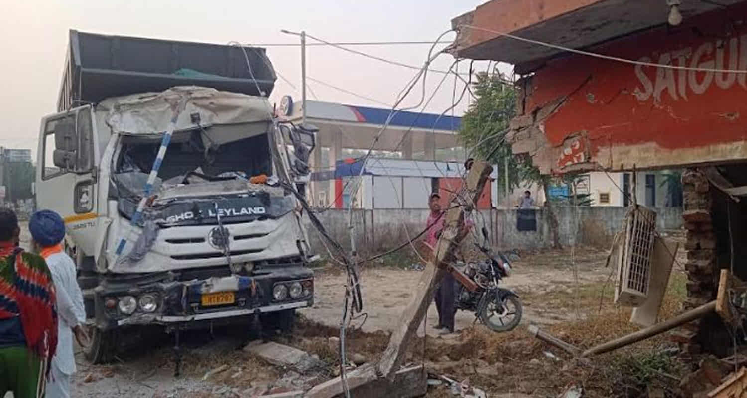 Himachal una district a tipper broke electric pole and entered shop