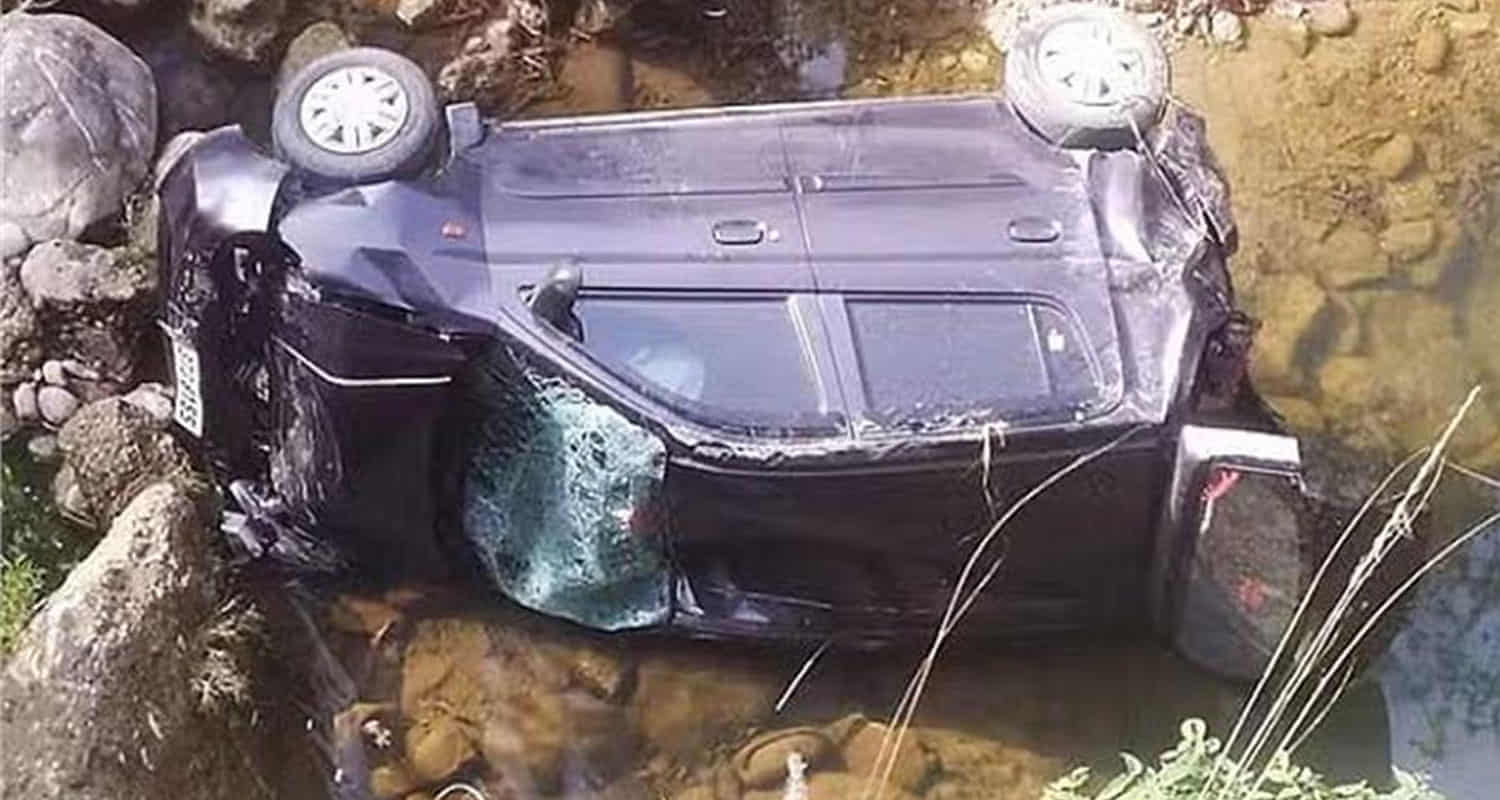 Himachal kangra family going wedding ceremony car fell in drain
