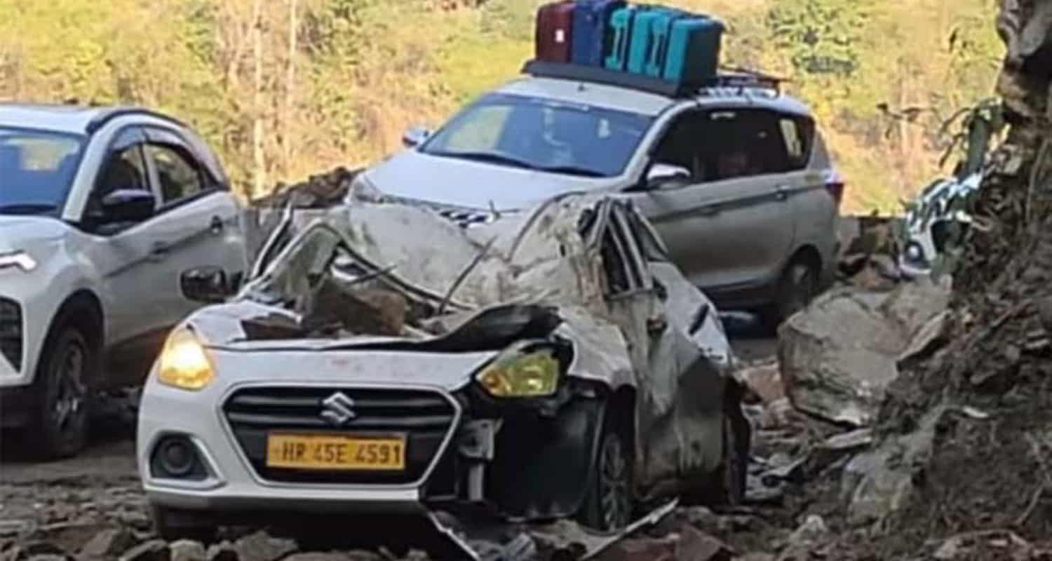 Stone fell on tourist vehicle from mountain at himachal mandi 4 mile