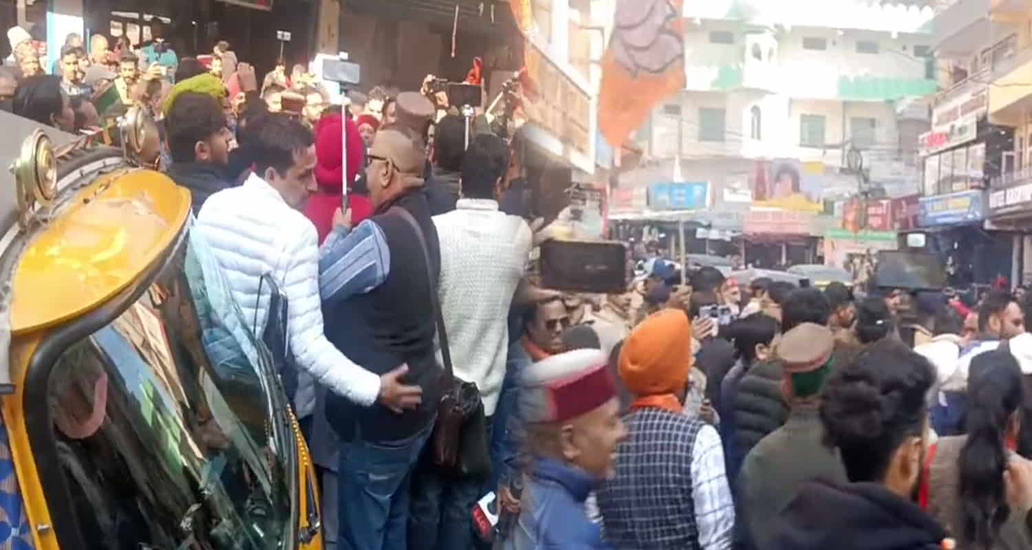 Scuffle between police and bjp workers during snatching effigy cm sukhu solan himachal