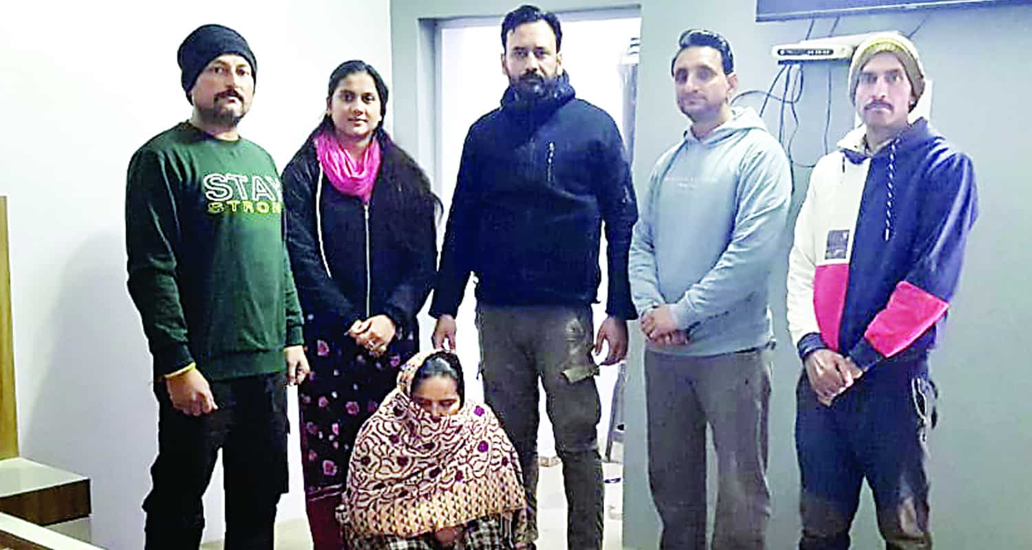 Chitta smuggler drugs women kangra damtal police himachal pradesh pathankot