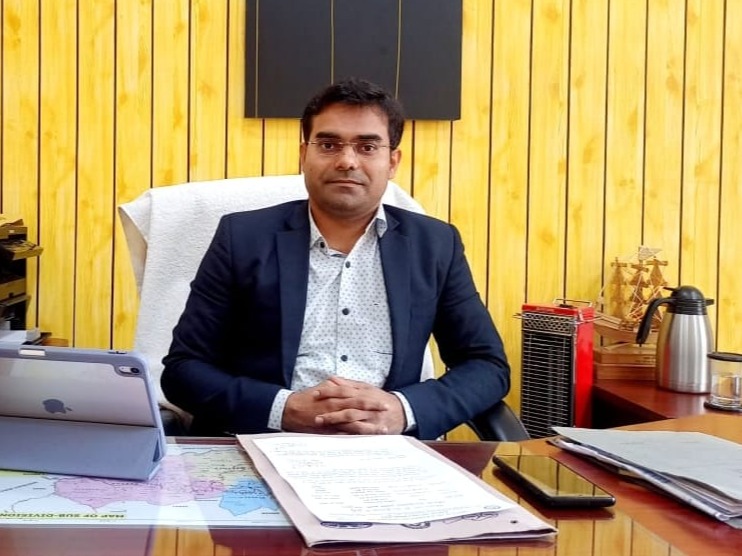 mandi sdm omkant thakur